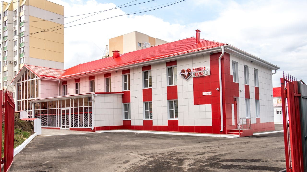 Exterior de clínica dental moderna con fachada contemporánea en zona urbana