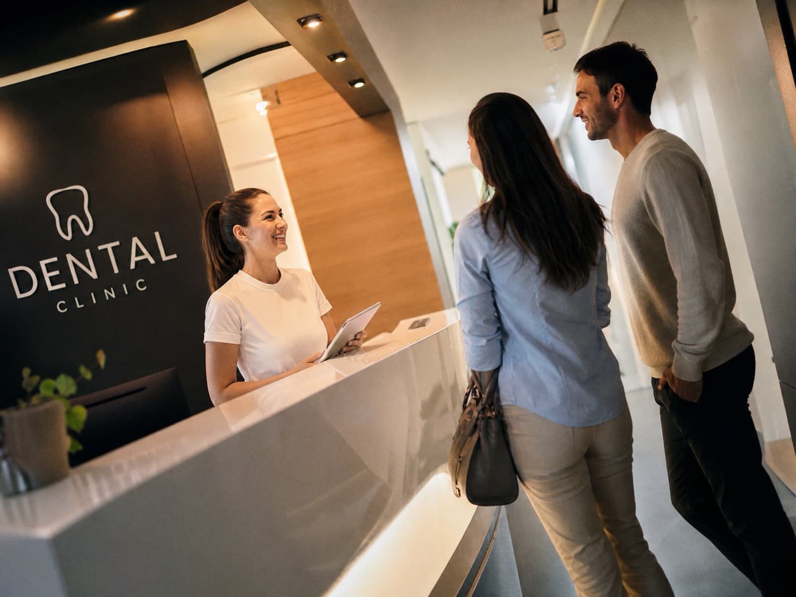Pacientes nuevos llegando a la recepción de una clínica dental