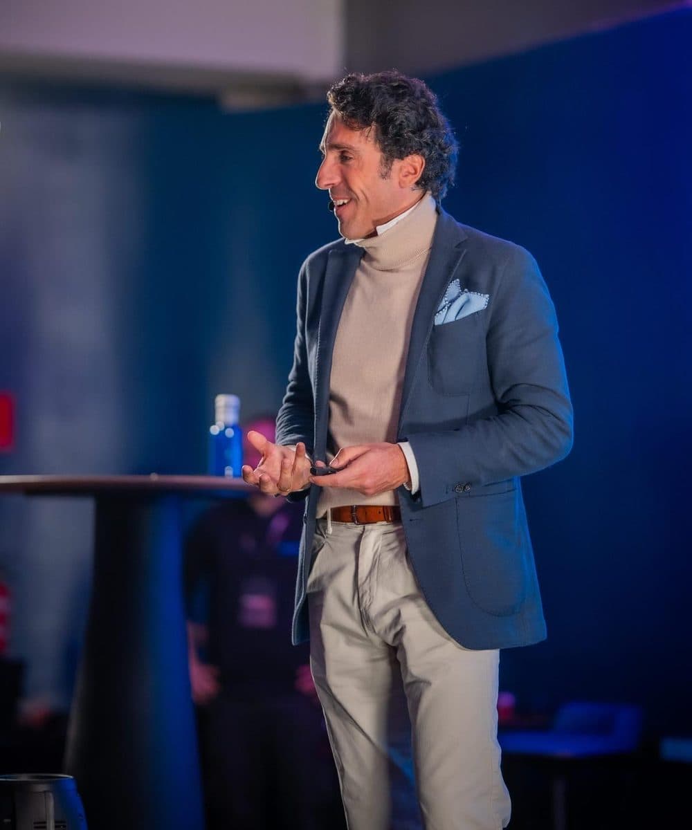 Hugo Lobato durante una ponencia