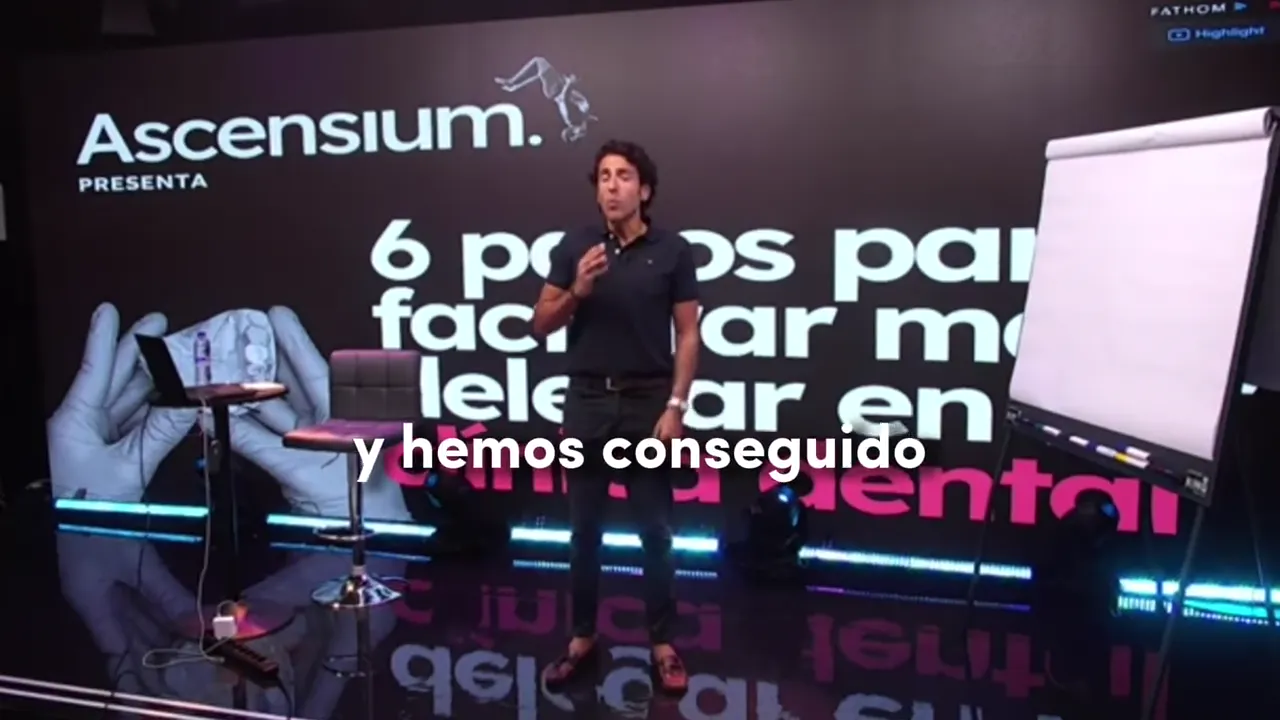 Hugo Lobato presentando la clase en directo