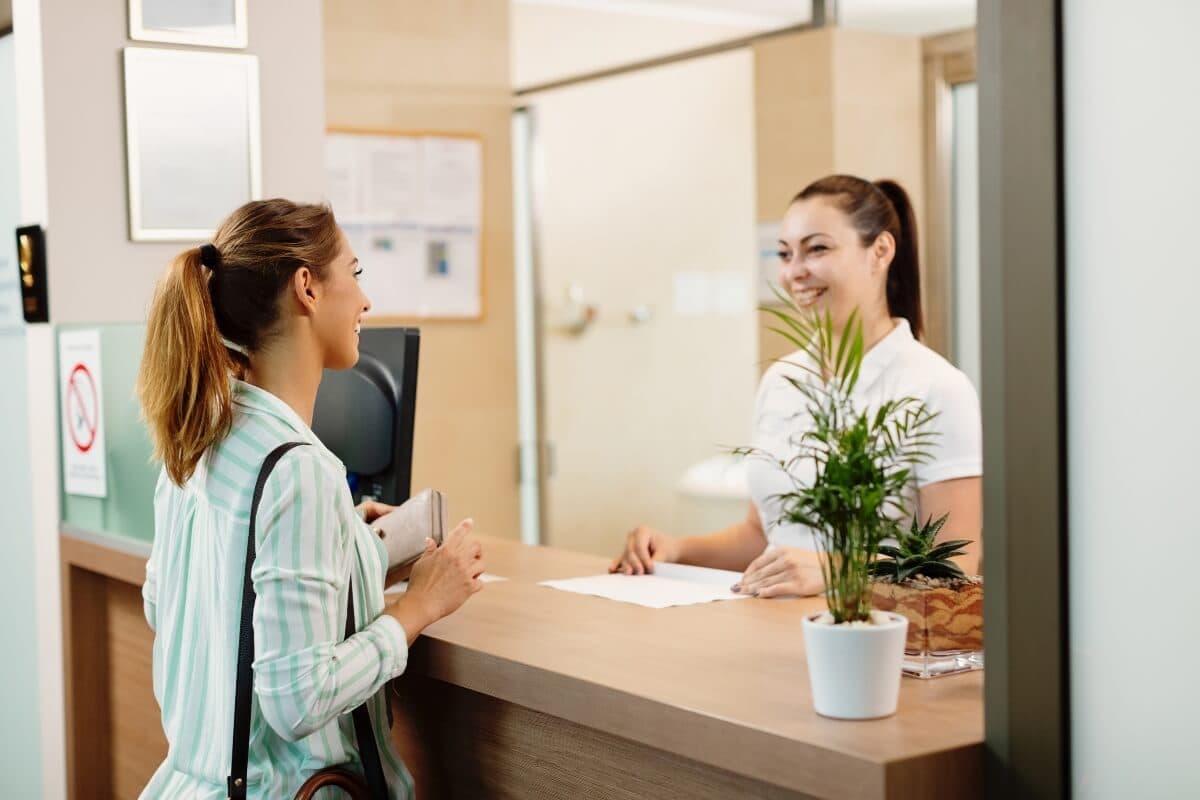 Recomendaciones para seleccionar al recepcionista que tu clínica necesita